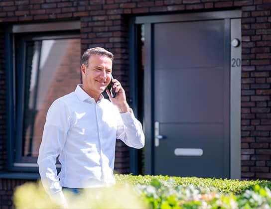bellend met de klant loopt de makelaar door een wijk