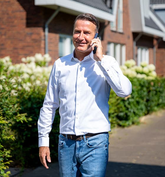 makelaar lopend, bellend met klant