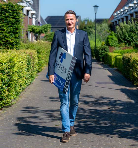 Makelaar in het midden van een mooie woonwijk