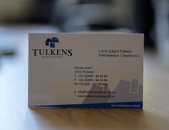 visitekaartje op tafel