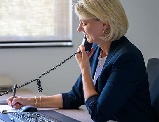 Makelaar in contact met de klant over de telefoon