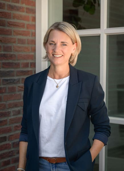 Makelaar die voor een deur staat