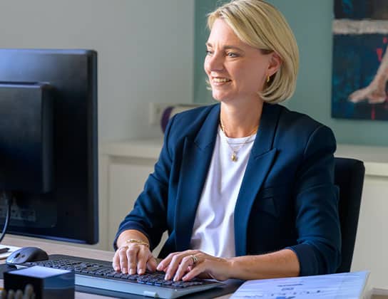 makelaar achter bureau