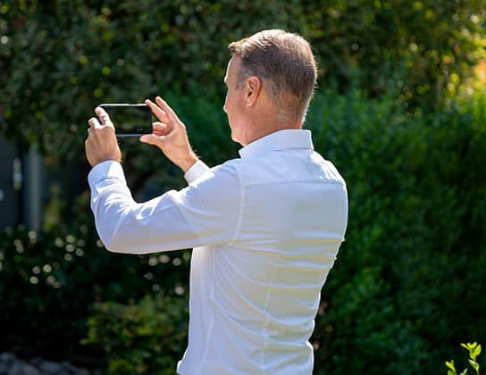 makelaar maakt fotos tijdens taxatie